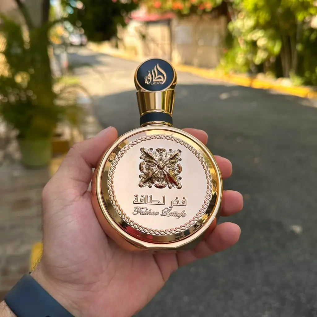 Lattafa Fakhar Extrait (Gold)Tamaño- 3.4oz-100mlPrecio- 3,500Oferta- 2,800Fakhar Extrait de Lattafa Perfumes es una fragancia de la familia olfativa para mujeres, se lanzó en 2023. Las Notas de Salida son toronj (2).webp