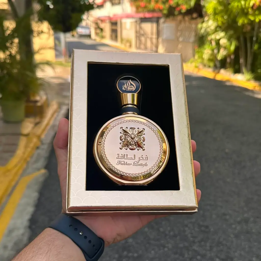 Lattafa Fakhar Extrait (Gold)Tamaño- 3.4oz-100mlPrecio- 3,500Oferta- 2,800Fakhar Extrait de Lattafa Perfumes es una fragancia de la familia olfativa para mujeres, se lanzó en 2023. Las Notas de Salida son toronja (p.webp