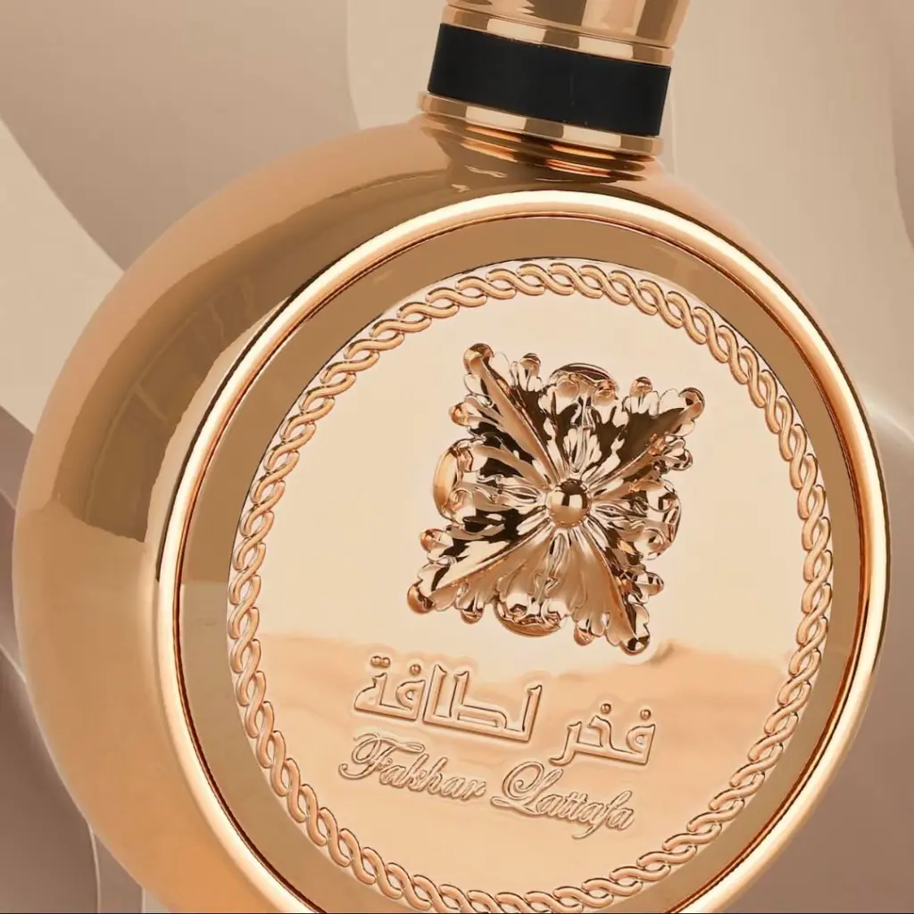Lattafa Fakhar Extrait (Gold)Tamaño- 3.4oz-100mlPrecio- 3,500Oferta- 2,800Fakhar Extrait de Lattafa Perfumes es una fragancia de la familia olfativa para mujeres, se lanzó en 2023. Las Notas de Salida son toronj (1).webp