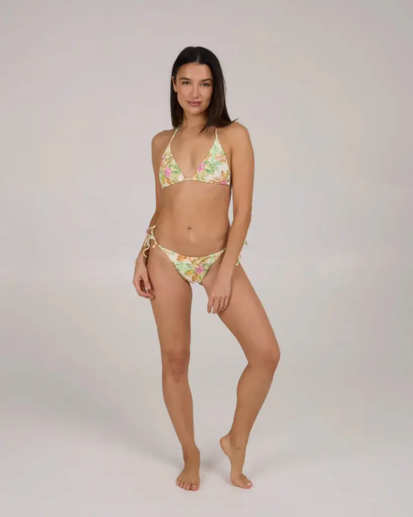 traje de baño - 2025-05-05T071303.014.webp