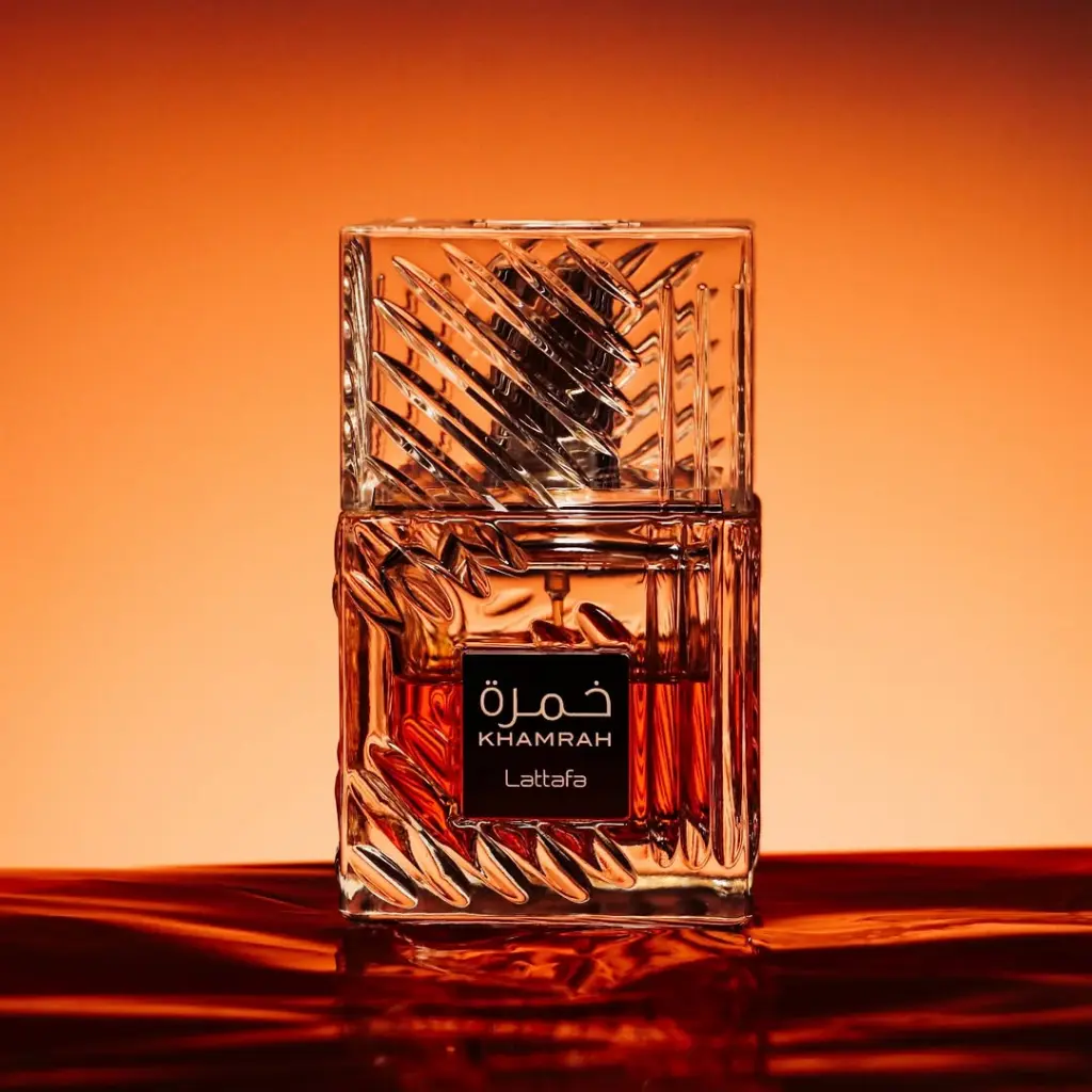 ¡Disponible Khamrah Lattafa 100 ml!Una fragancia envolvente y sofisticada. Ideal para noches especiales  Solo por tiempo limitado – ¡Consíguelo ahora en Ezeiza Parfum! Envíos a todo el Perú   100% original y sellado.webp