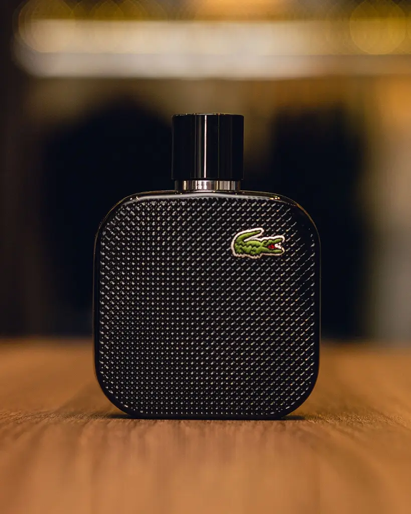 Estilo não se veste apenas. Se sente.O L.12.12 Noir da Lacoste traduz a essência do homem elegante, intenso e seguro de si. Um perfume noturno, envolvente e inesquecível.  Garanta o seu na Villa Storeman..webp