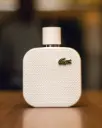 Manhã clara. Camisa branca. Perfume certo.O L.12.12 Blanc da Lacoste completa o visual de quem sabe viver com elegância — de forma leve, mas marcante.  Garanta o seu na Villa Storeman..webp